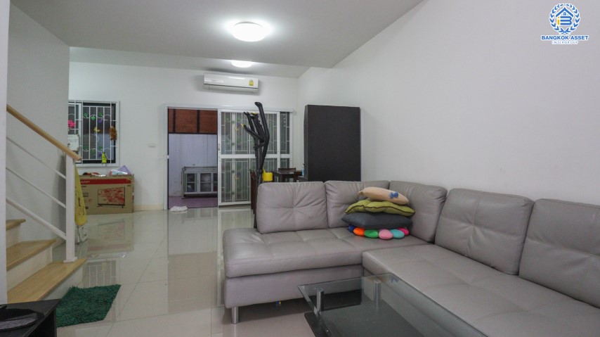 *****ทาวน์เฮ้าส์มือสองย่านกรุงเทพมหานคร ม.เดอะคอนเนค ดอนเมือง-เทิดราชัน บนเนื้อที่ 18.7 ตร.ว. ฟังก์ชัน 3 ห้องนอน 2 ห้องน้ำ 1 ที่จอดรถ บ้านสวย ทำเลดี เดินทางสะดวก ใกล้ ม.รังสิต, รถไฟฟ้าสายสีแดง "สถานีดอนเมือง" และทางด่วนศรีสมาน จองด่วนเลย!